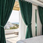 Πράσινες βελούδινες κουρτίνες ξενοδοχείου
