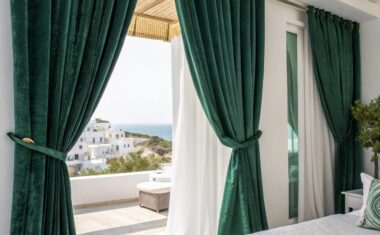 Πράσινες βελούδινες κουρτίνες ξενοδοχείου