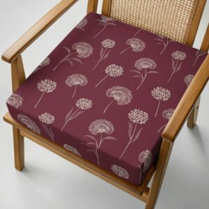 Μπορντό μαξιλάρι καρέκλας με λουλουδάτο σχέδιο.