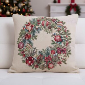 Μπεζ διακοσμητικό μαξιλάρι με σχέδιο χριστουγεννιάτικο στεφάνι.