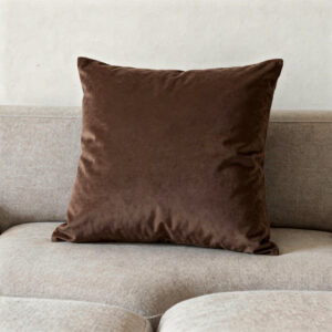 Μονόχρωμες βελούδινες διακοσμητικές θήκες για μαξιλάρια.